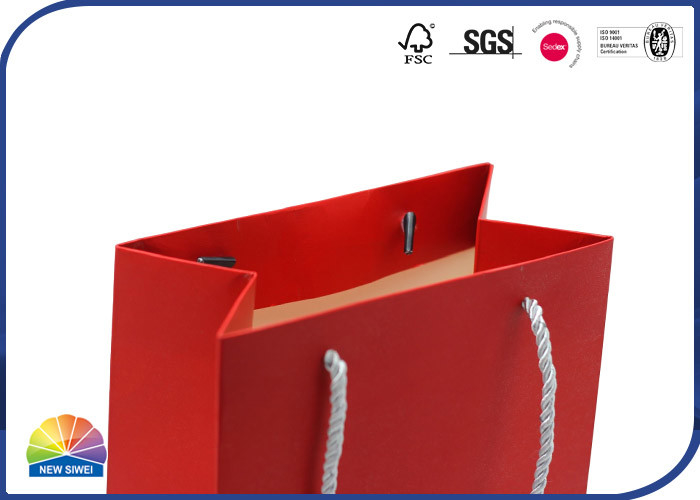 Impresión de lujo 250gsm Art Paper Shopping Bags Silver que sella con las manijas de nylon de la cuerda