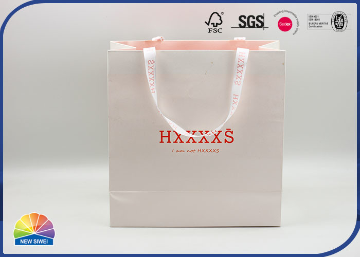 Bolso blanco del regalo del papel del color del color PANTONE con la manija de seda de encargo
