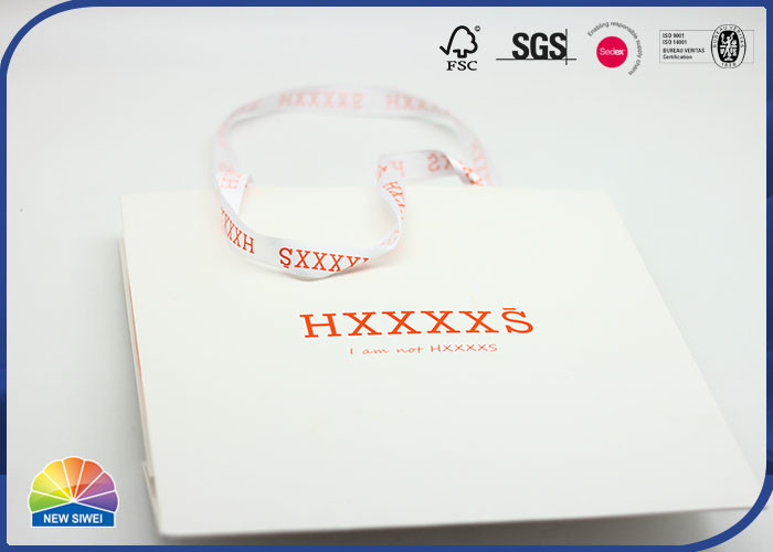 Bolso blanco del regalo del papel del color del color PANTONE con la manija de seda de encargo