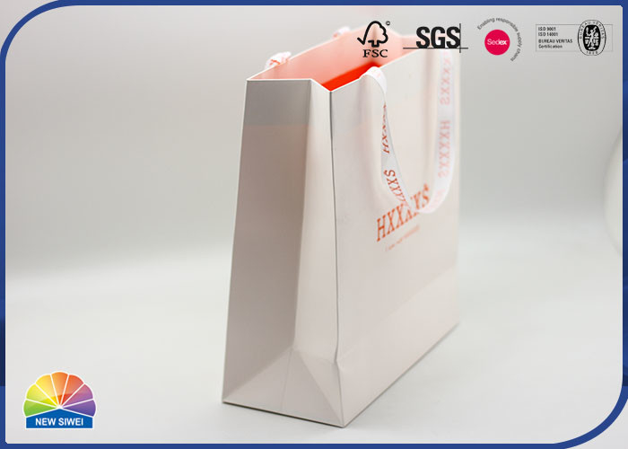 Bolso blanco del regalo del papel del color del color PANTONE con la manija de seda de encargo
