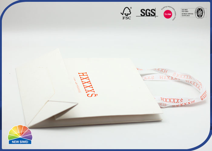 Bolso blanco del regalo del papel del color del color PANTONE con la manija de seda de encargo
