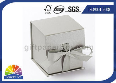 La caja de regalo con bisagras cartulina rígida de la tapa, logotipo imprimió la caja de regalo de la joyería con el cierre de la cinta